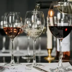 Ile kalorii ma wino czerwone wytrawne: poznaj prawdziwą wartość każdego łyka
