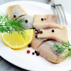 Ile kalorii mają śledzie i jak je jeść na diecie - poradnik dietetyczny