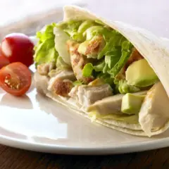 Ile kalorii ma wrap? Poznaj wartości kaloryczne popularnych wrapów