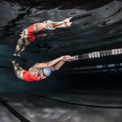 Ile kalorii spalisz przepływając 1 km? Porównaj wszystkie style pływania