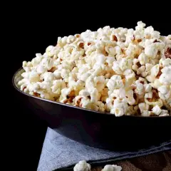 Ile kalorii ma popcorn? Porównaj wszystkie rodzaje i dodatki smakowe