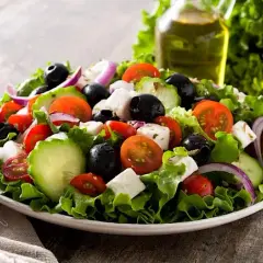 Ile kalorii ma sałatka grecka - poznaj kaloryczność zdrowej przekąski