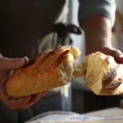 Ile kcal ma kromka chleba z masłem? Zaskakujące fakty o kaloriach