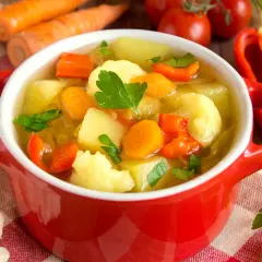 Ile kalorii ma zupa jarzynowa i jak wpływa na Twoją dietę? Fakty i liczby