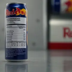 Ile kalorii ma red bull? Kluczowe fakty o wartościach odżywczych napoju
