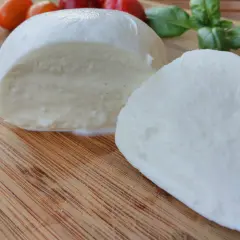 Ile kalorii ma mozzarella: poznaj wartości odżywcze różnych rodzajów sera