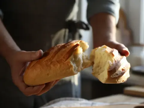 Ile kcal ma kromka chleba z masłem? Zaskakujące fakty o kaloriach