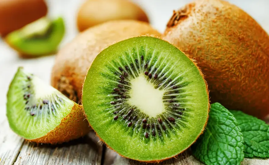 Kiwi ile kalorii ma naprawdę? Poznaj pełną wartość odżywczą owocu