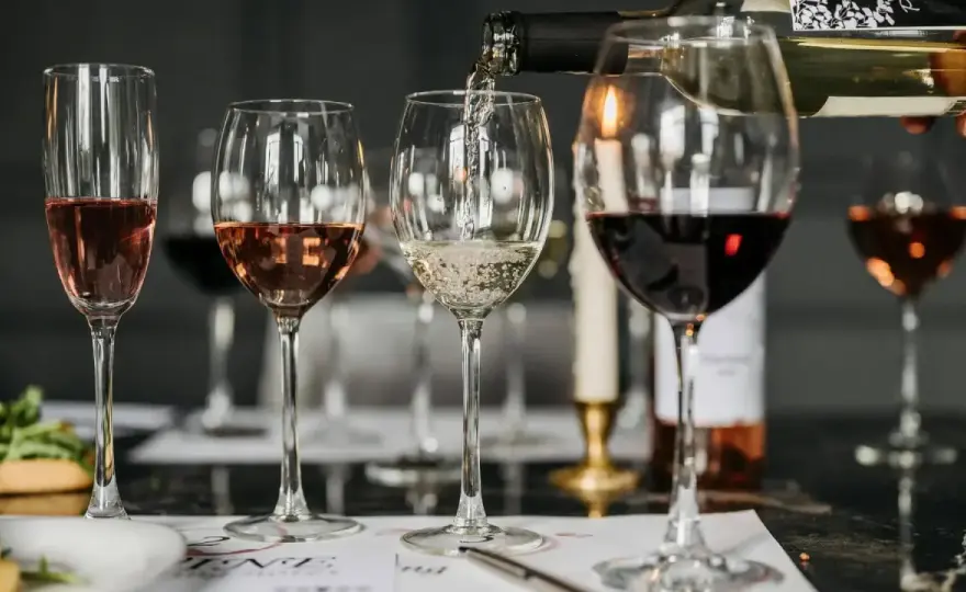 Ile kalorii ma wino czerwone wytrawne: poznaj prawdziwą wartość każdego łyka
