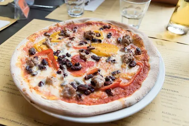 Ile kalorii ma średnia pizza? Zaskakująca prawda o kaloryczności dań