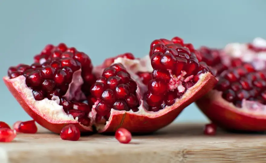Ile kalorii ma granat: poznaj prawdziwą wartość odżywczą tego superfoodu