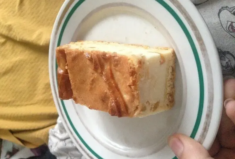 Ile kalorii ma kawałek sernika: kompletny poradnik z tabelą kalorii