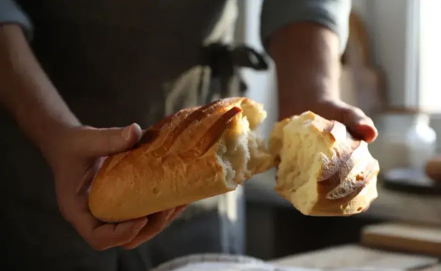 Ile kcal ma kromka chleba z masłem? Zaskakujące fakty o kaloriach