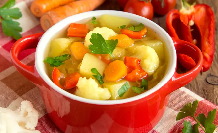 Ile kalorii ma zupa jarzynowa i jak wpływa na Twoją dietę? Fakty i liczby
