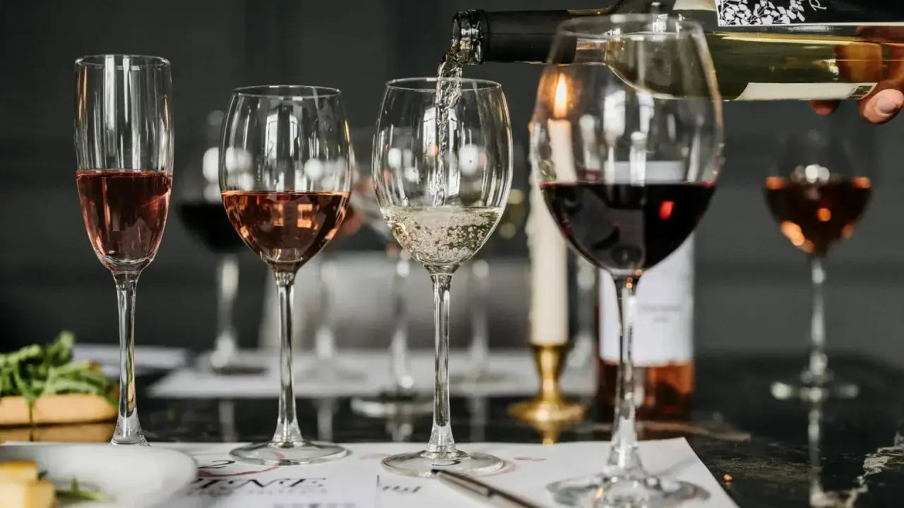 Ile kalorii ma wino czerwone wytrawne: poznaj prawdziwą wartość każdego łyka