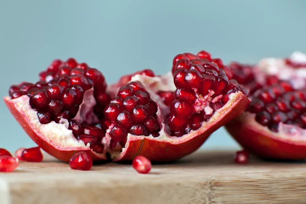 Ile kalorii ma granat: poznaj prawdziwą wartość odżywczą tego superfoodu