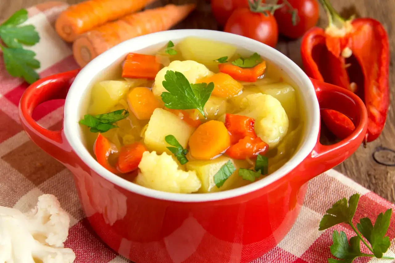 Ile kalorii ma zupa jarzynowa i jak wpływa na Twoją dietę? Fakty i liczby