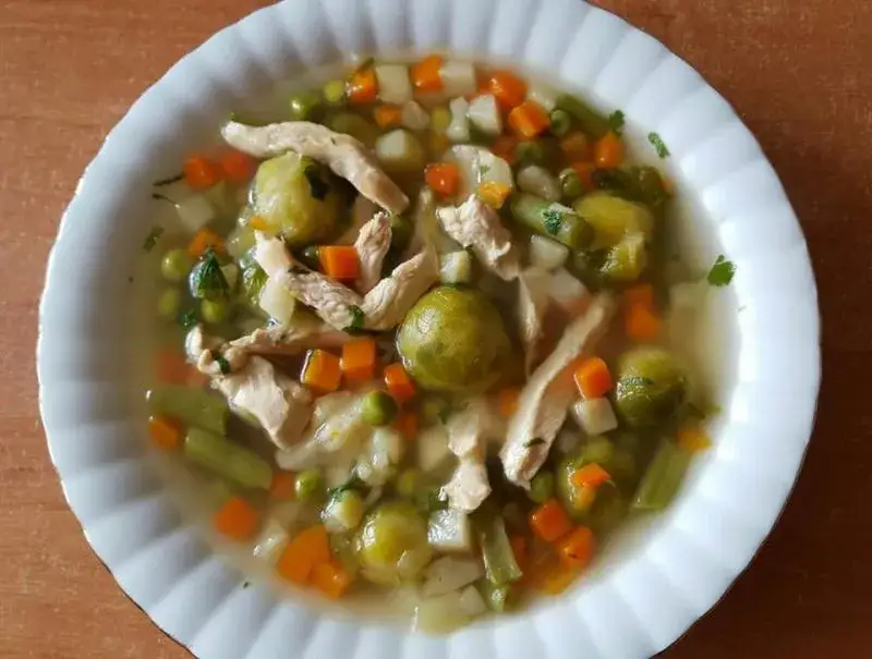 Zdjęcie Ile kalorii ma zupa jarzynowa i jak wpływa na Twoją dietę? Fakty i liczby